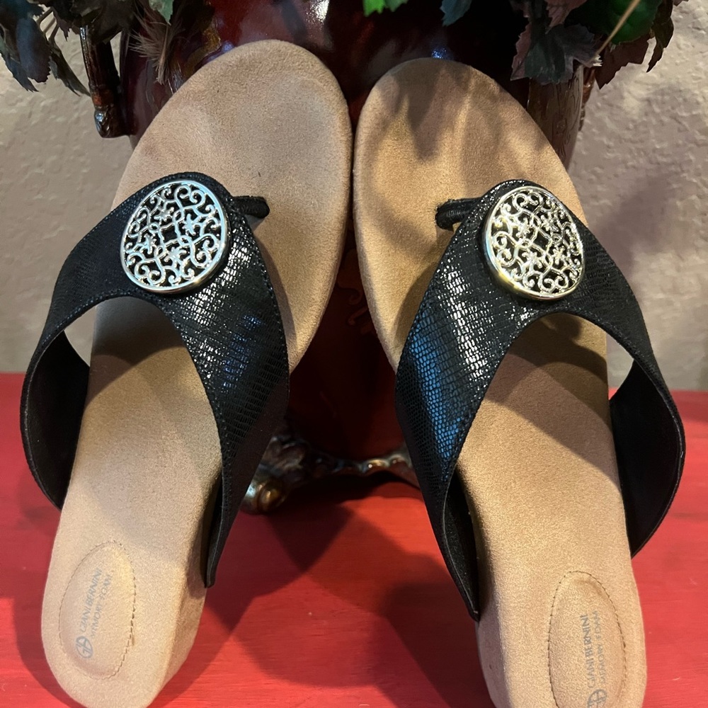 Giani Bernini Black  Memory Foam sandal . 7.5 in excellent condition